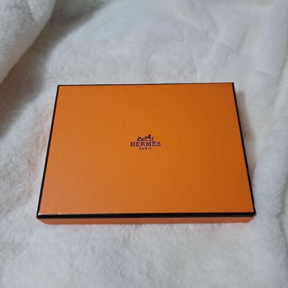 Hermès Goat Skin Passport and / or card Holder New in box GIFTABLE - Picture 13 of 13